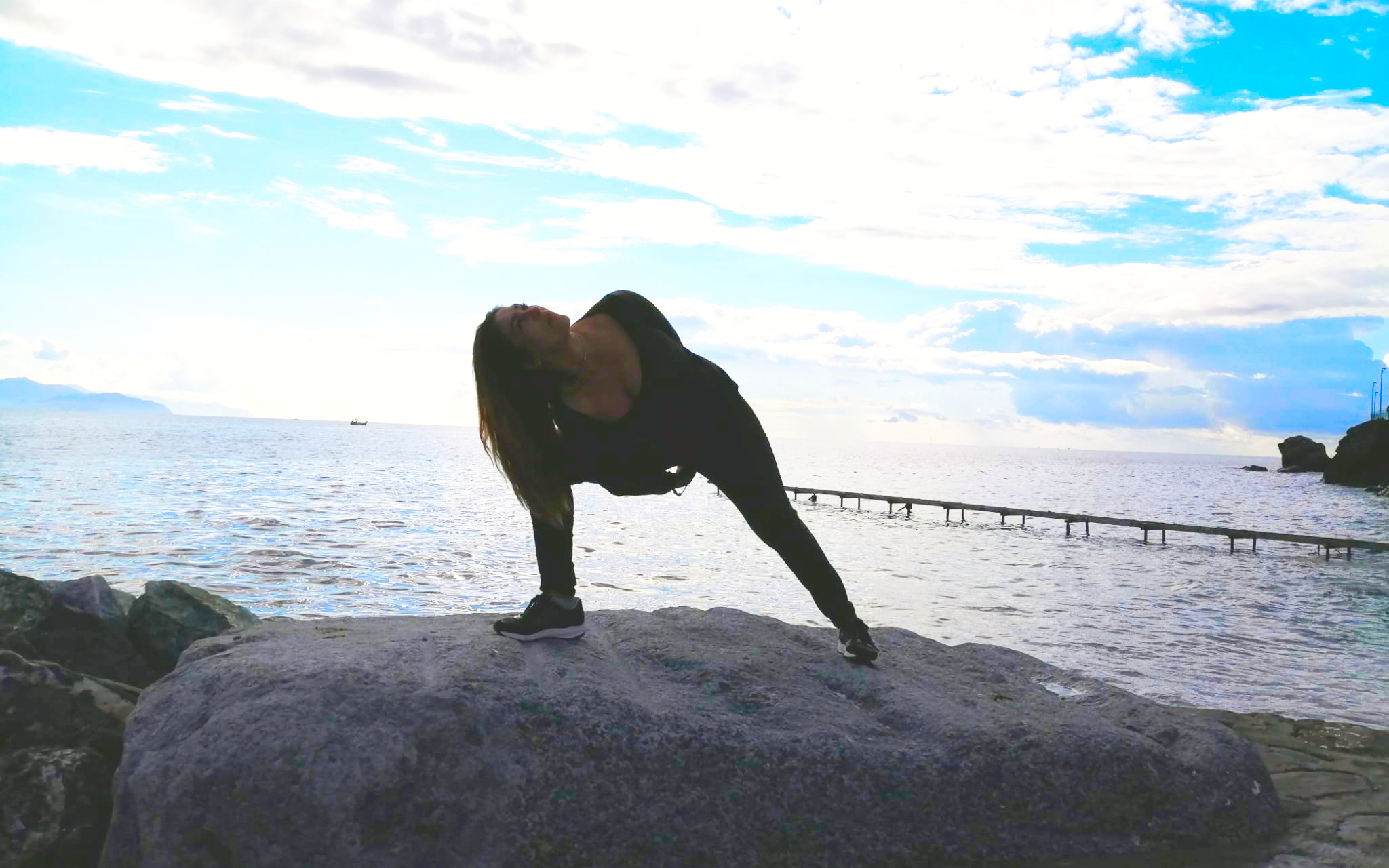 Yoga in natura: il mare come tappetino dell’anima